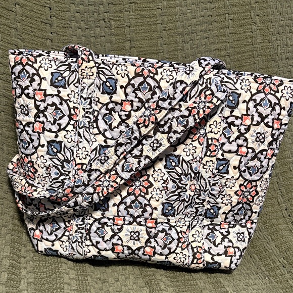 NWT Vera Bradley Small Tote – Lisbon Medallion - Picture 3 of 5